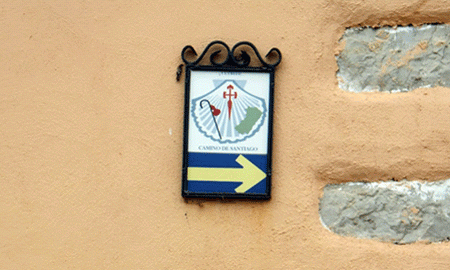 Azulejo enmarcado con perfil de hierro forjado en la fachada del Mas